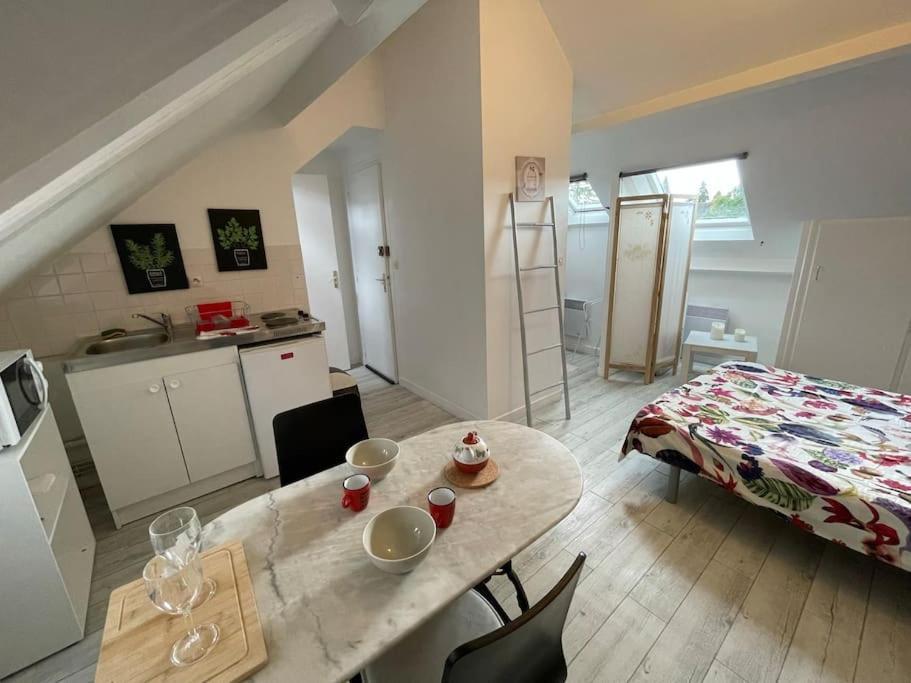 Le Cocon Rouge - Studio En Plein Centre Historique Lamballe Eksteriør bilde