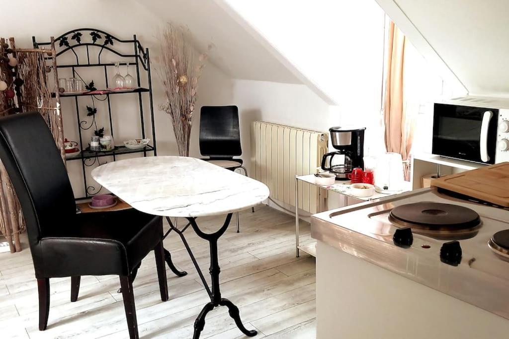 Le Cocon Rouge - Studio En Plein Centre Historique Lamballe Eksteriør bilde